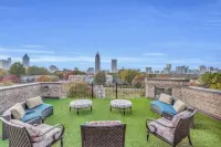 Kingdom house. Amazing rooftop with a panaramic view of the city and its skyline