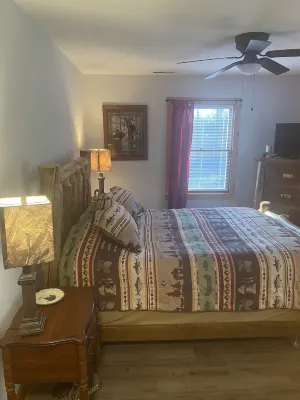 Cabin in Country close to Lake w Hot Tub.