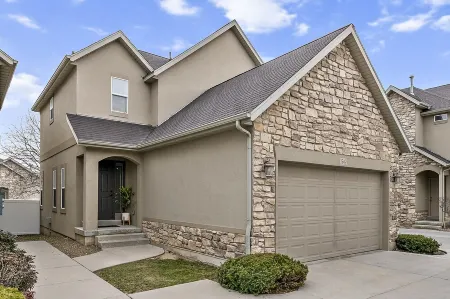 Family-Friendly, Stylish Townhouse! Fenced Yard, Garage, BBQ & Great Location!