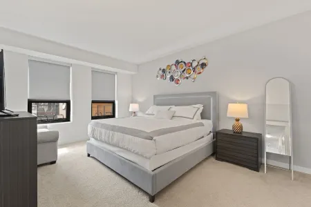 "Melody of Evanston" 3BD, 2BA UrbanLux Condo Отели в г. Эванстон