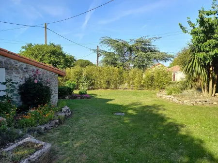 Large Charming Property in the Countryside,  Furnished for Tourism Отели в г. Севрмуан