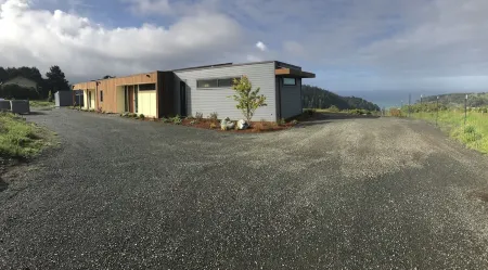 Luxurious spacious new home near the beach with great views, privacy, and sauna Отели рядом с достопримечательностью «Наварро Пойнт Презерв энд Синик Трейл»