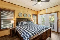 PRIVATE INDOOR POOL, HOT TUB, CLOSE TO PARKWAY/DOLLYWOOD, EASY ACCESS!