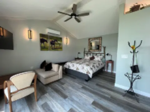 Rock River Retreat Boathouse Bungalow...Relax, Refresh, and Enjoy this Zen Den Hotels in Dodge County