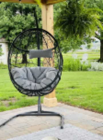 Botanical Loft in Amish Country, King Bed, Jetted Tub & Garden Patio