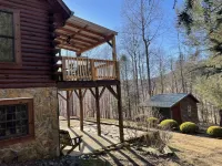 Beautiful 3 bedroom 3 bath log cabin 40 minutes from Asheville.