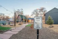 Grand Canyon Close Tiny House: 3 Block Walk to Town: Fire Pit, AC, WiFi