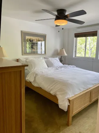 Beautiful 2 bedroom condo & king conversion bed-living room Sundance pool