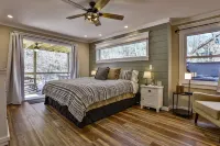 The Farmhouse- Riverfront, Fiber, HotTub, Fish, DogOK, Game Room, Movie Room