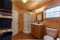 Cabin Close to Town, Private Beach, Parking & Hot Tub