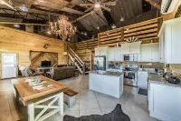 Unique and tranquil mountain-side getaway, close to Guntersville Lake.