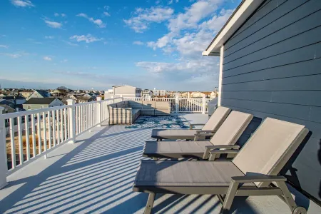 Spacious 4Br with Rooftop Deck – Ocean Views & Beach Access