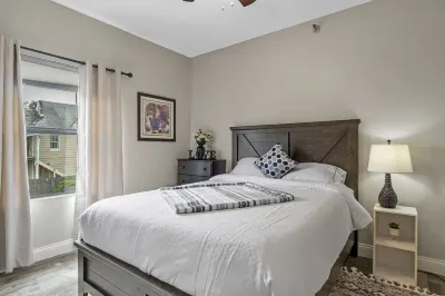 Modern homey Suite, close to all attractions in downtown Springfield. . Hotels near Community, A Walgreens Pharmacy