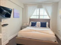 Lush Tropical Oasis! HEATED Pool, 1 mile to downtown, 2 miles to public beach 🏖️