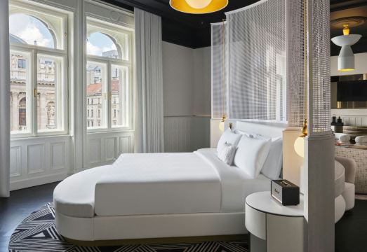 1. W 부다페스트..