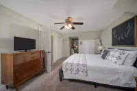 HOT TUB:: KING COMFY BEDS :: Convenient location to Downtown, Campus, West Knox