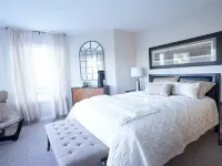 Gorgeous Lake Front Home, Central Location Hotels in Tualatin