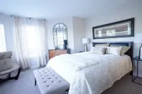 Gorgeous Lake Front Home, Central Location Hotels in Tualatin