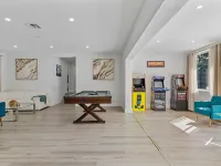 4BR Oasis w/heated pool & arcade!  Pet friendly, groups, couples & families!