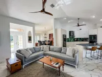 3-Bedroom Waterfront Pool House in Manatee Bay. Byob: Bring Your Own Boat