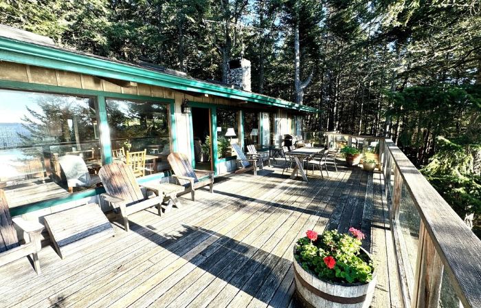 Paradise in Forest setting w/ Ocean views, hot tub, close to town & Hiking