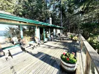 Paradise in Forest setting w/ Ocean views, hot tub, close to town & Hiking - Homestays