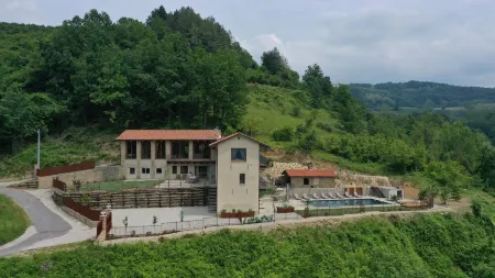 Restored 17th Century Villa with Swimming Pool, Chef's Kitchen+WiFi+AC