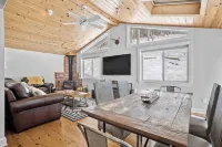 Cozy Private Chalet-Close to Skiing with Hot Tub-Pet Friendly