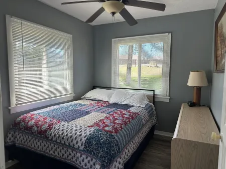 Clean, Family/Pet Friendly Lake View, 2-Bdrm Cabin Near Several Marinas/launches