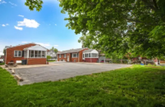 THE SEA BREEZE OCEAN BEACH HOUSE: 6 QUEEN BEDS