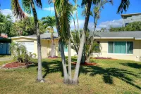Waterfront Intracoastal Family-Home, pool, dock, and walk to the beach & Center