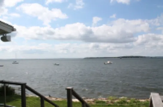 Wake up to a stunning year-round Narragansett Bay, bridge, & lighthouse view Hotels in Portsmouth