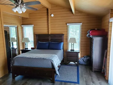 Newly Updated Luxury Cabin on Beaver Lake
