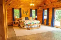 Log cabin, King bed!!! Private beach!!