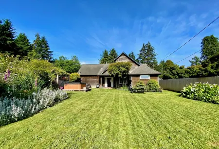 Stunning roomy 4-bedroom home, near the beach. Stay for a month @ 1/2 the price!