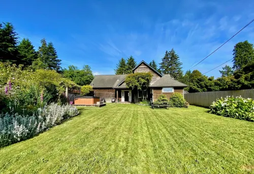 Stunning roomy 4-bedroom home, near the beach. Stay for a month @ 1/2 the price!