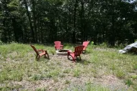 Wonderful BEAR-LY CONNECTED CABIN in the woods, West Virginia! Camp Walker附近的飯店