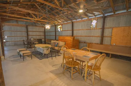 Ren Farmhouse! 17 acres | Game Barn! | 10 mi to Wed Venues! Отели рядом с достопримечательностью «Tower 3»