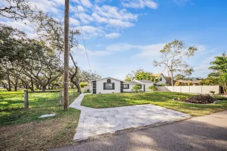 Ultimate Vacation Spot: Pool, Mini Golf & Hammock!