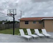 Single 4 bedroom Family House with Pool and Basketball court