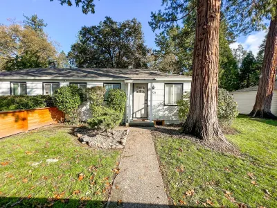Cute Home with fully fenced yard Hot Tub and Fire Pit.