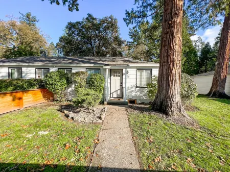 Cute Home with fully fenced yard Hot Tub and Fire Pit.