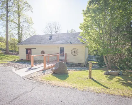 Ada-Friendly Estate Cottage • 2 King Beds • Quiet Retreat Hotels in Mars Hill
