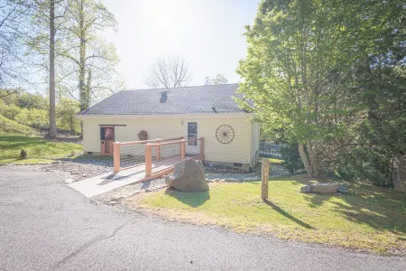 Walk your dog to Mars Hill University and Town Center from the Cascade Cottage