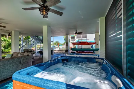 DIRECT WEEKI WACHEE RIVERFRONT!! KEY WEST PARADISE!