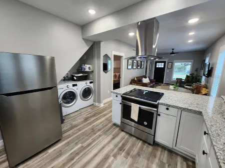 Historically Luxurious Delano Отели рядом с достопримечательностью «The Keeper of the Plains»