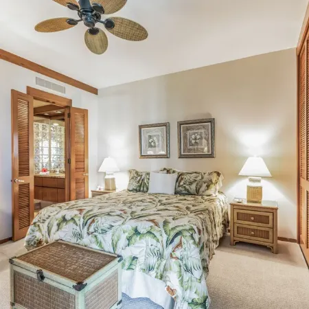 2 Bedroom Luxury Condo at the Terrace. Walk to Beach & Hotel.