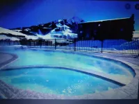 4 BR Mountain Side Condo with Heated Pool and Hot Tub! Sleeps 9