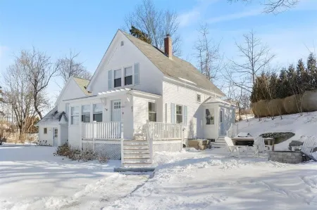 Kennebunk 5 Bedroom 3.5 Bathroom Cottage and Bunkhouse— Walk to Beach and Town! Отели в г. Кеннебанк