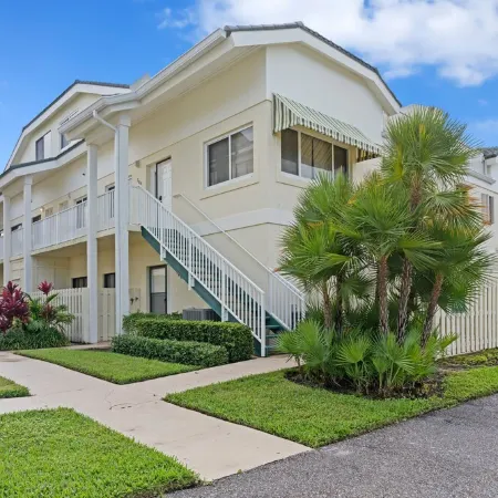 Walk to the Beach/Pool 2/2 Newly Renovated Condo